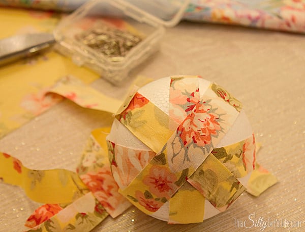 DIY Decorative Fabric Wrapped Balls, so cute, super easy and a great way to decorate for Spring with pastels!
