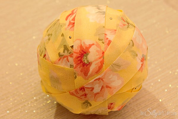 DIY Decorative Fabric Wrapped Balls, so cute, super easy and a great way to decorate for Spring with pastels!