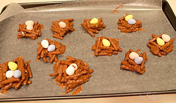Bird Nests {Chocolate Peanut Butter Pretzels} Cute bundles topped with mini eggs, perfect for Spring or Easter!