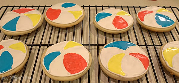 alternate the remaining colors of red, blue and yellow royal icing for the other open sections.