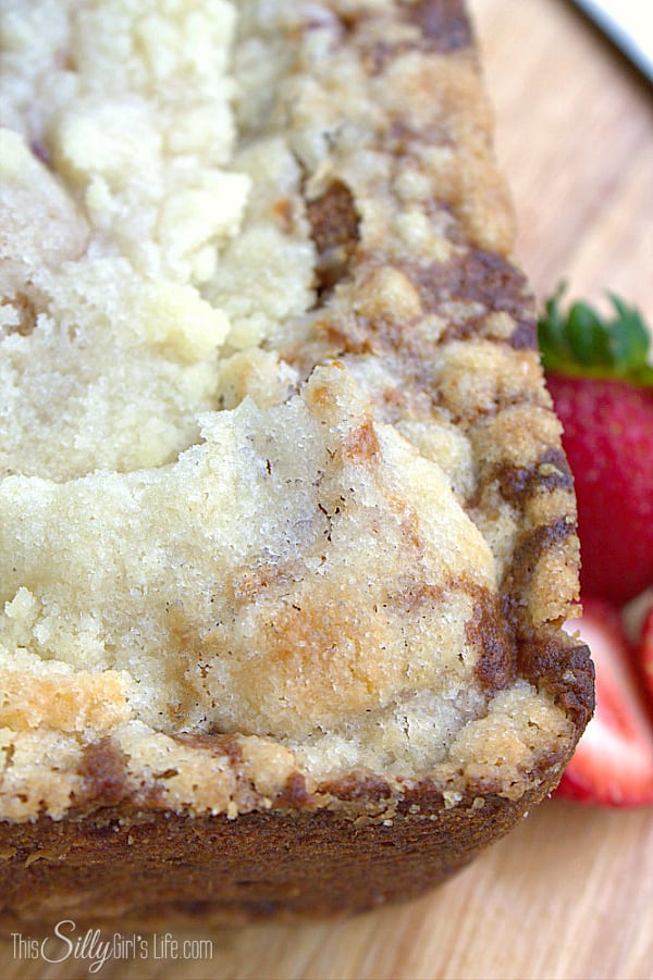 Moist banana bread studded with fresh strawberries and topped with crunchy, buttery streusel! #KefirCreations #shop