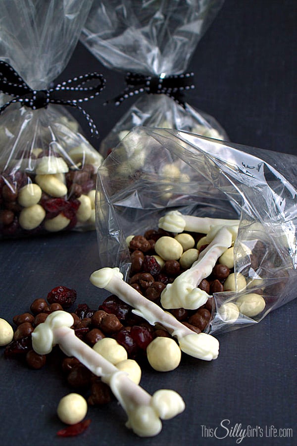 Bag of Bones Snack Mix, a fun snack mix your little goblin will love for #Halloween !