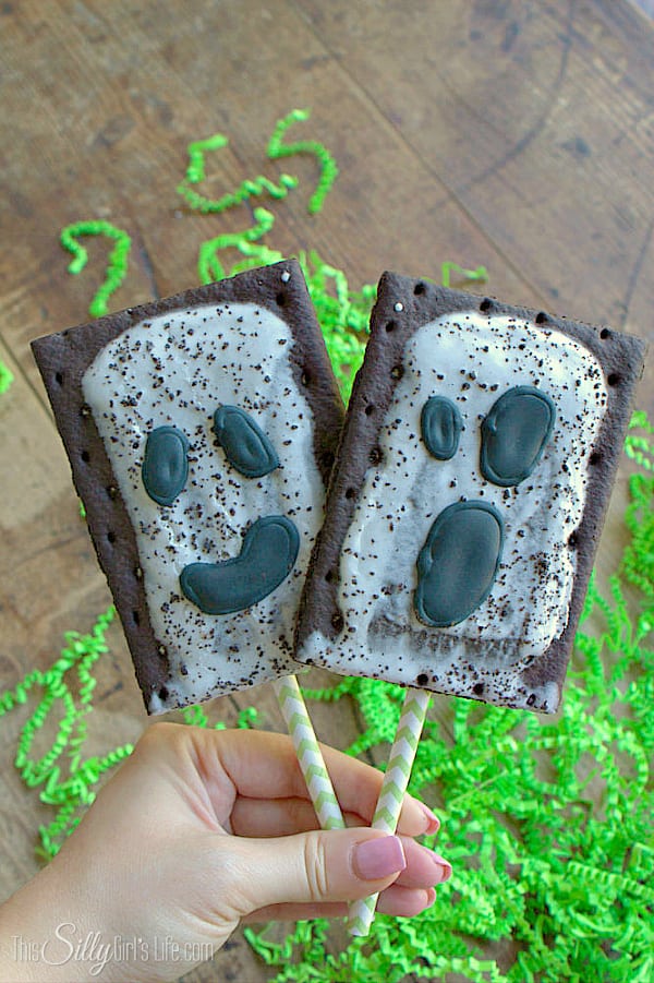 Pop Tart Ghost Pops, so easy, cute and perfect for Halloween breakfast!