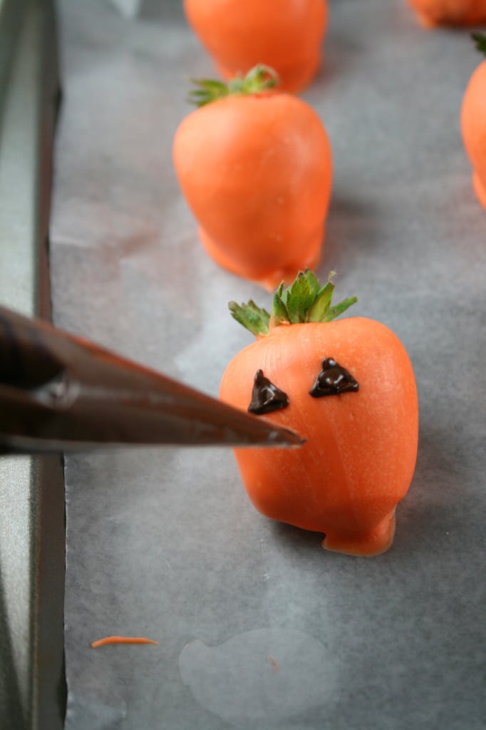 Chocolate Covered Strawberry Pumpkins, super fun and easy Halloween treat!