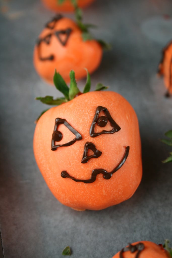 Chocolate Covered Strawberry Pumpkins, super fun and easy Halloween treat!