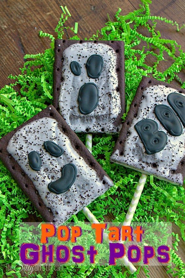 Pop Tart Ghost Pops, so easy, cute and perfect for Halloween breakfast!