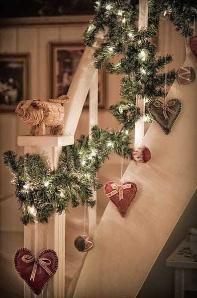 20 Rustic Christmas Home Decor Ideas, gorgeous, rustic and nature inspired ideas for you Christmas home decorating! - ThisSillyGirlsLife.com 