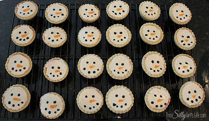 Snowmen Cherry Cheesecake Cookies, cute cookie cups filled with cherry pie filling and no bake cheesecake. Decorated as little snowmen! - ThisSillyGirlsLife.com #TasteTheSeason #ad