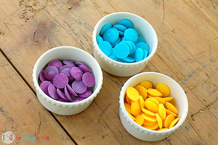 Bunny Bark, colorful homemade candy topped with mini chocolate bunnies and sprinkles! - ThisSillyGirlsLife.com Bunny Bark, colorful homemade candy topped with mini chocolate bunnies and sprinkles! - ThisSillyGirlsLife.com