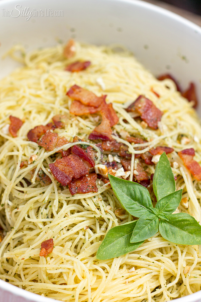 Bacon Pesto Pasta, a quick meal solution for busy weeknight dinners! Homemade pesto, bacon and pasta mix for a winning combo! - ThisSillyGirlsLife.com @Walmart #boldbacon #pestopasta