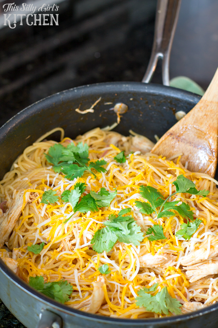 One Pan BBQ Chicken Pasta, your favorite bbq chicken pizza turned into a quick pasta dish and made in only one pan for easy clean up! from ThisSillyGirlsLife.com #bbqchickenpasta #bbqchickenpizza #OnePanPronto #ad @barillaus