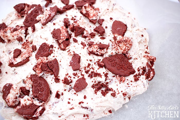 Red Velvet Oreo Fudge, easy, delicious. addictive, only 5 ingredients.... yeah you probably shouldn't make this one! ;) from ThisSillyGirlsLife.com #RedVelvet #OreoFudge