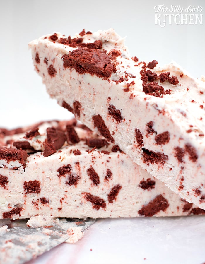 Red Velvet Oreo Fudge, easy, delicious. addictive, only 5 ingredients.... yeah you probably shouldn't make this one! ;) from ThisSillyGirlsLife.com #RedVelvet #OreoFudge