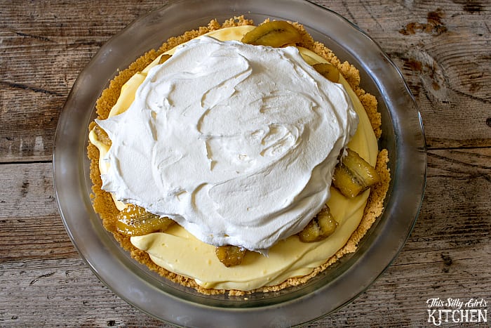 Caramelized Banana Pudding Pie, caramelized bananas combine with vanilla pudding and whipped topping in a golden Oreo crust, WOW! from ThisSillyGirlsLife.com #bananapudding #bananacreampie #oreo