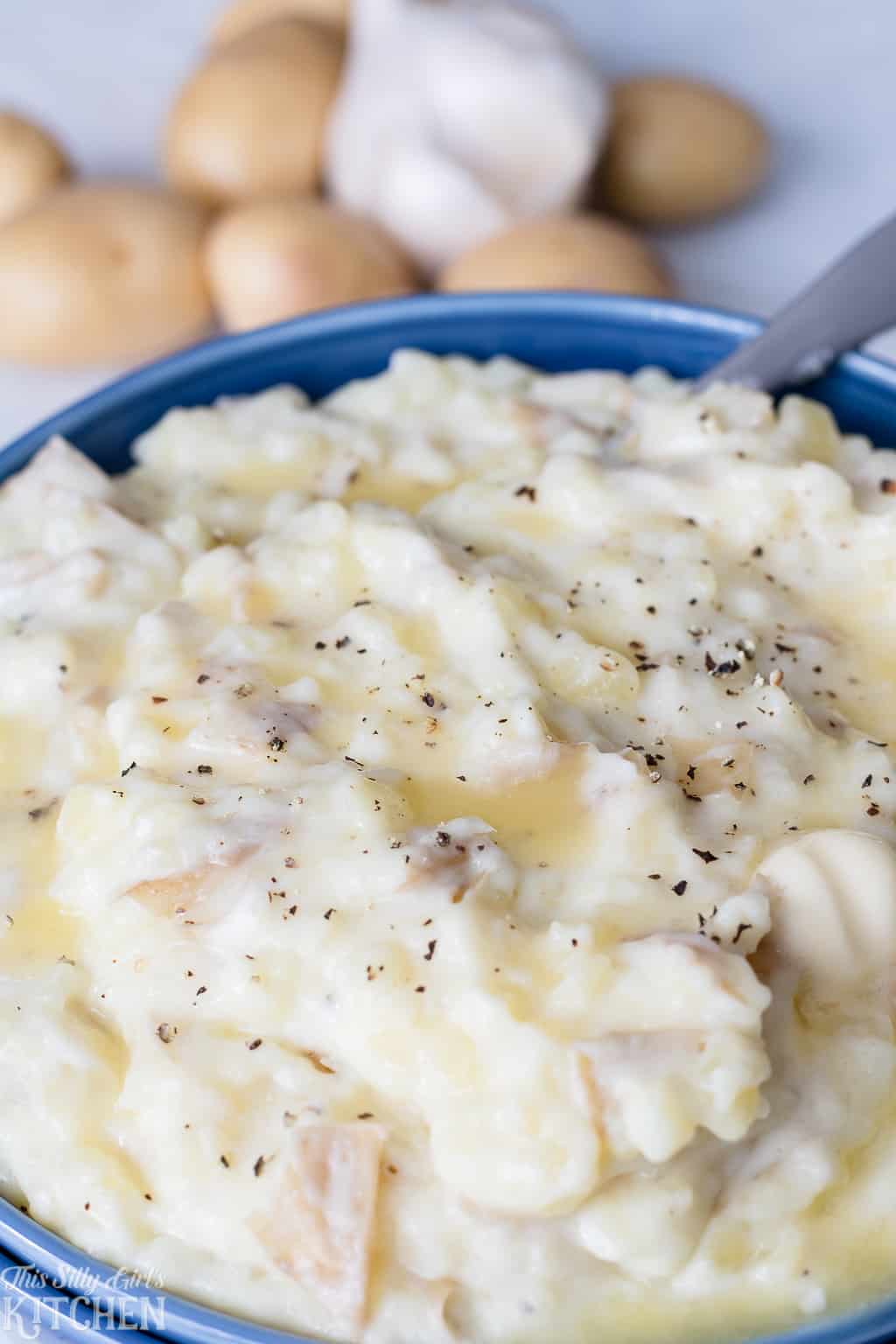 Garlic Mashed Potatoes, creamy garlic mashed potatoes ready in just 20 minutes! #Recipe from ThisSillyGirlsKitchen.com #mashedpotatoes #thanksgiving #christmas #garlicmashedpotatoes