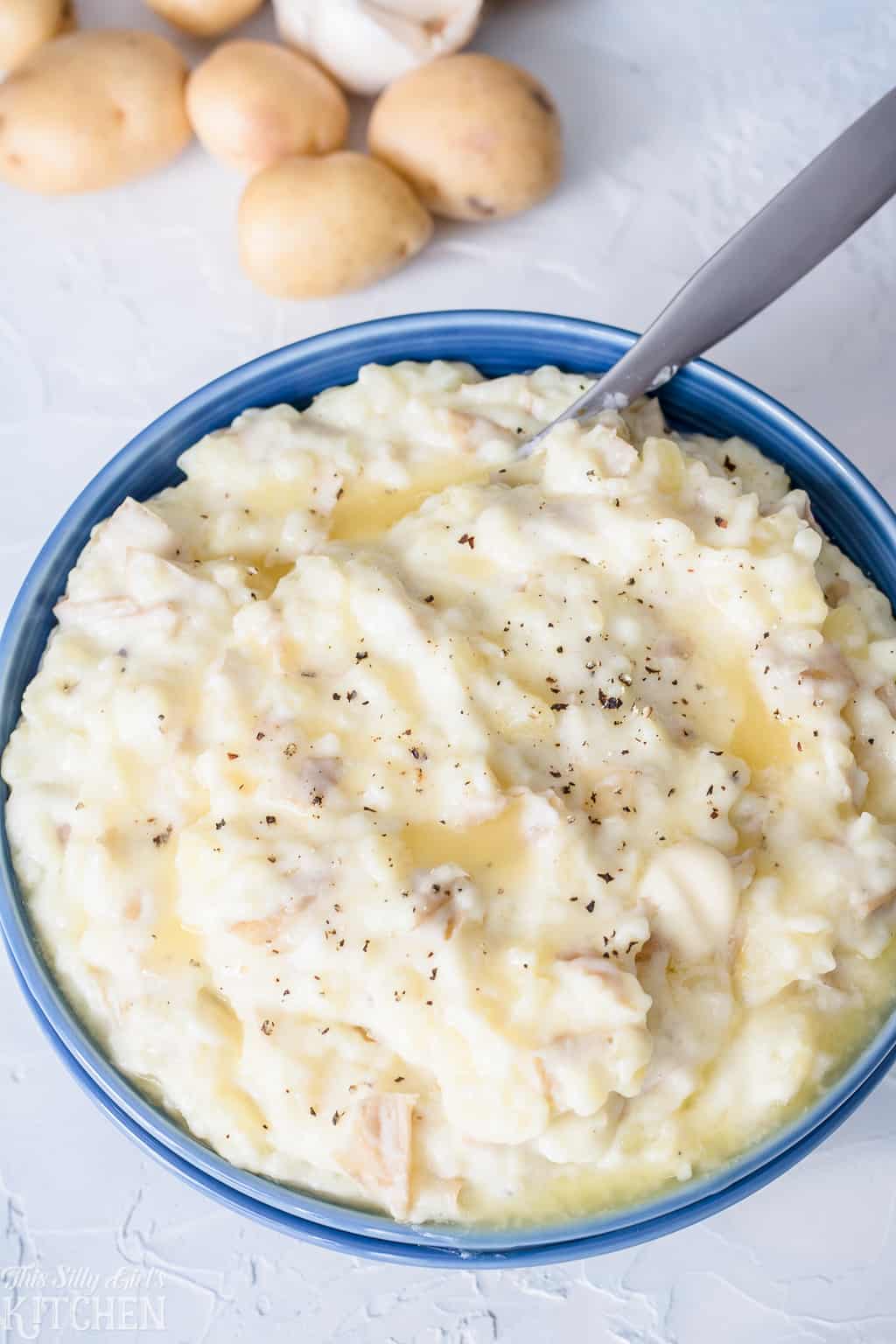 Garlic Mashed Potatoes, creamy garlic mashed potatoes ready in just 20 minutes! #Recipe from ThisSillyGirlsKitchen.com #mashedpotatoes #thanksgiving #christmas #garlicmashedpotatoes