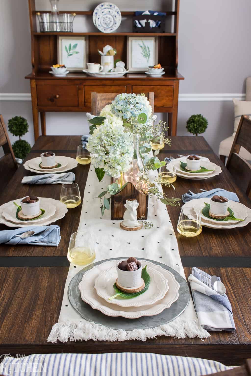 Modern Farmhouse Tablescape, a charming and inviting way to decorate for any party! From ThisSillyGirlsKitchen.com
