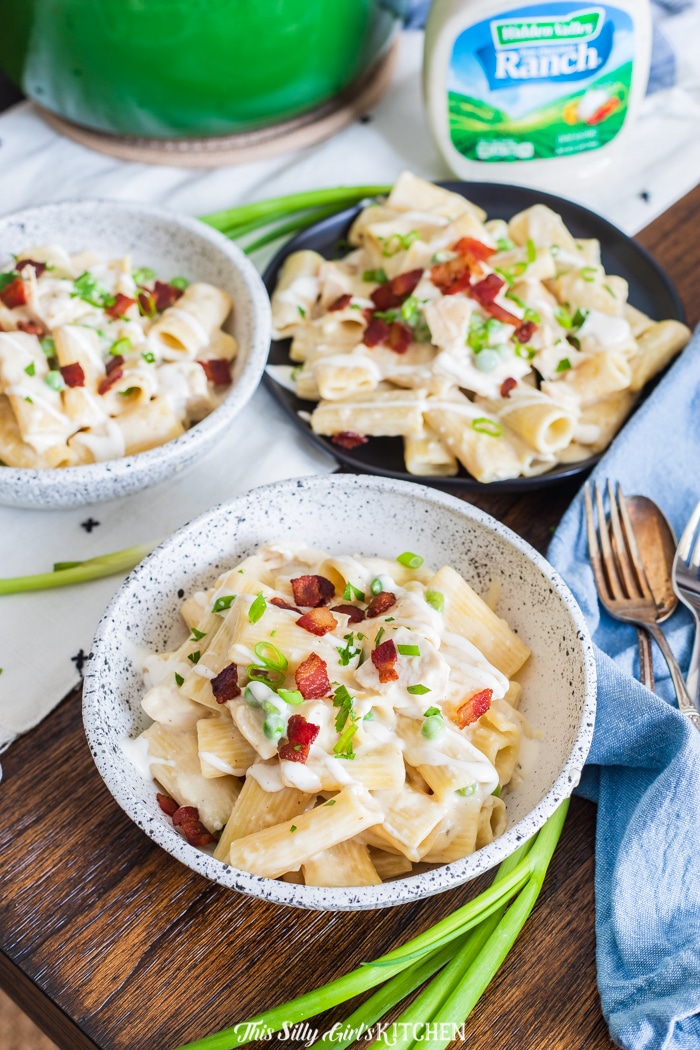 This one-pot ranch chicken pasta is an easy-to-make dish that will serve many people—easily bring it along to a potluck gathering! #recipe from thissillygirlskitchen.com #chickenpasta #ranch #ranchchicken #ranchchickenpasta #ranchpasta #bacon #onepotpasta