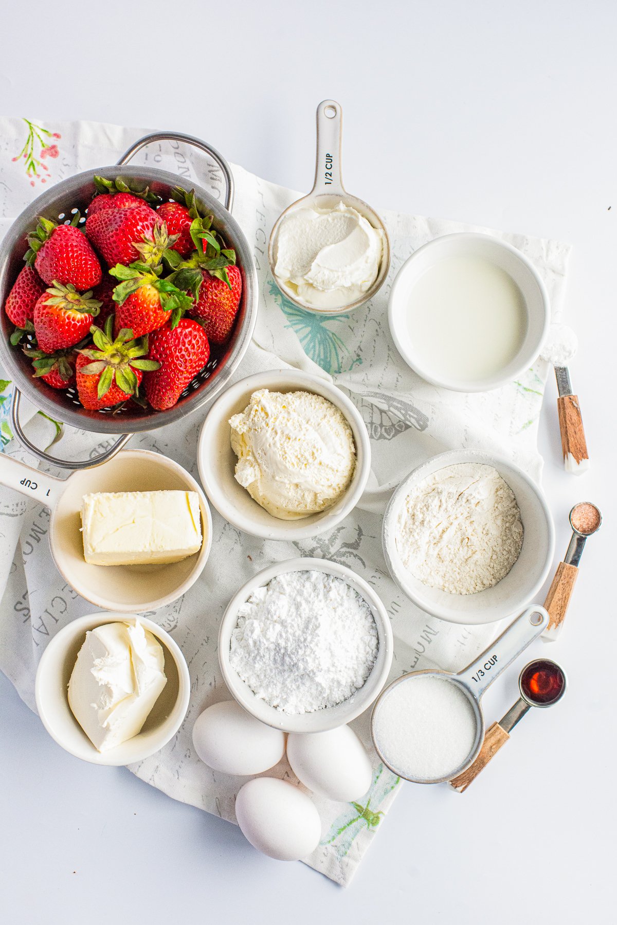 Ingredients needed to make a Cheesecake Cake