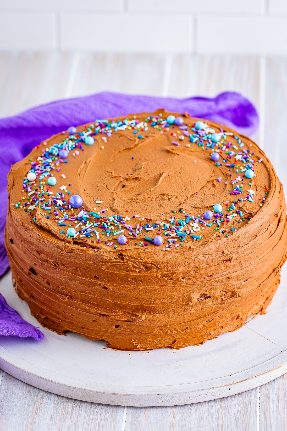 decorating yellow cake with chocolate frosting