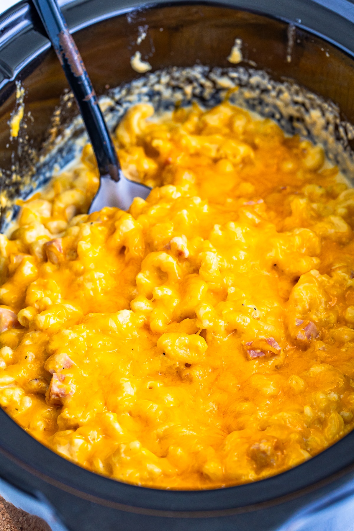 mac and cheese with ham in slow cooker pot