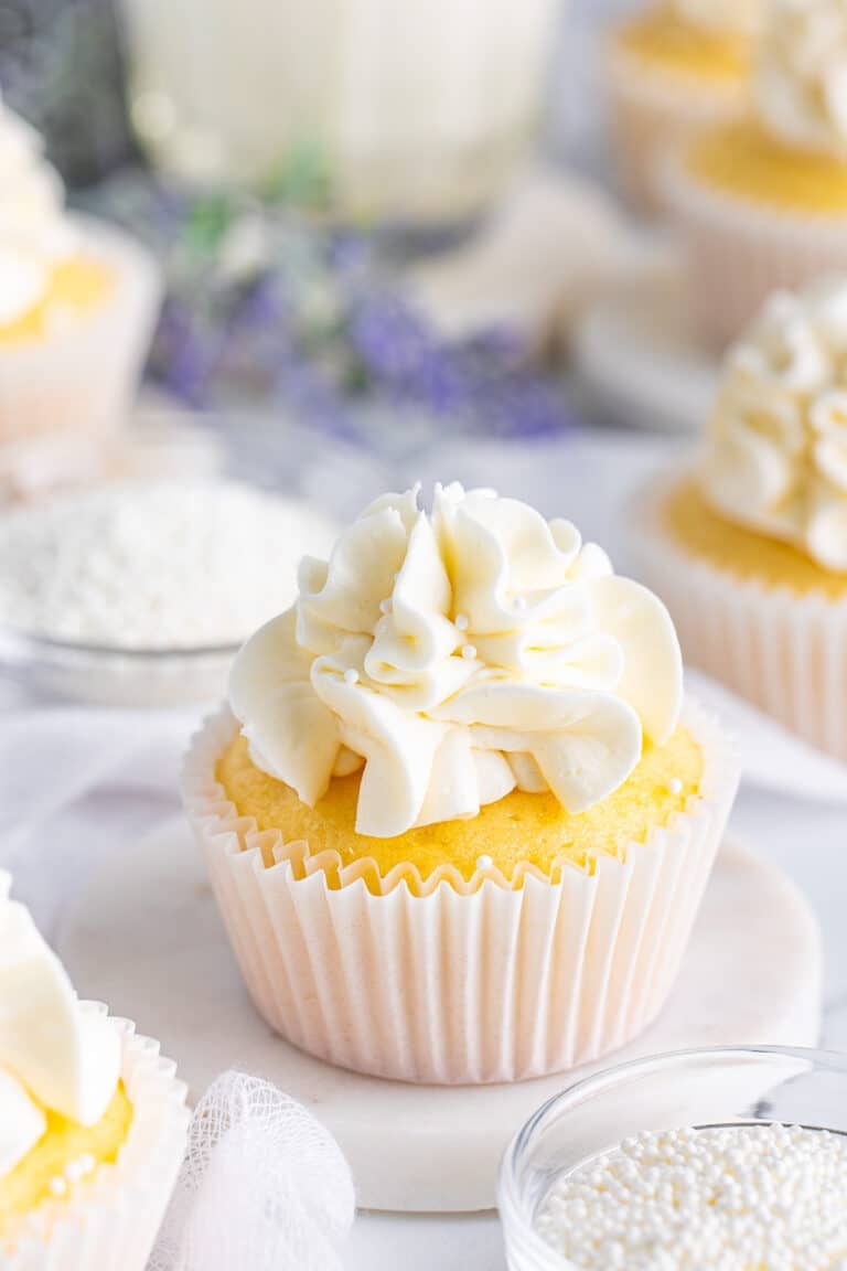 White Wedding Cake Cupcakes (Almond Flavor)