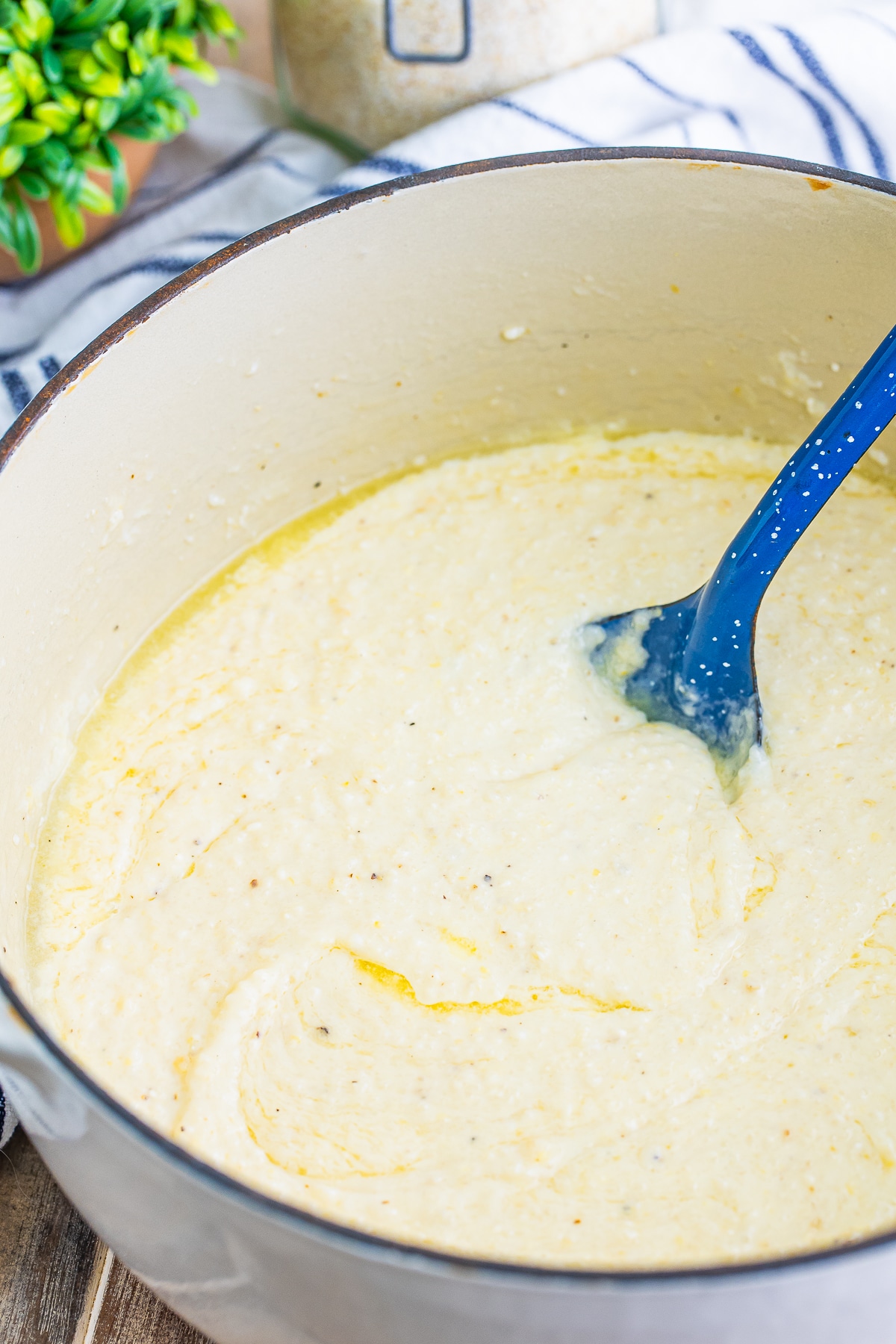 finished grits in a Dutch oven