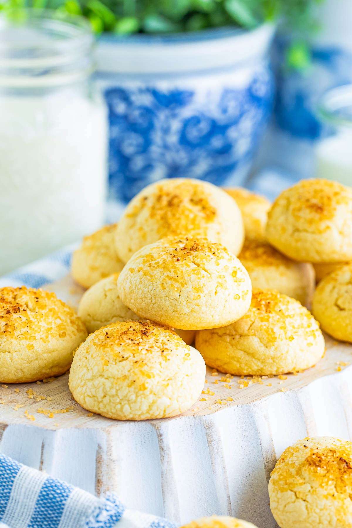 a bunch of Teacake on a white wooden riser