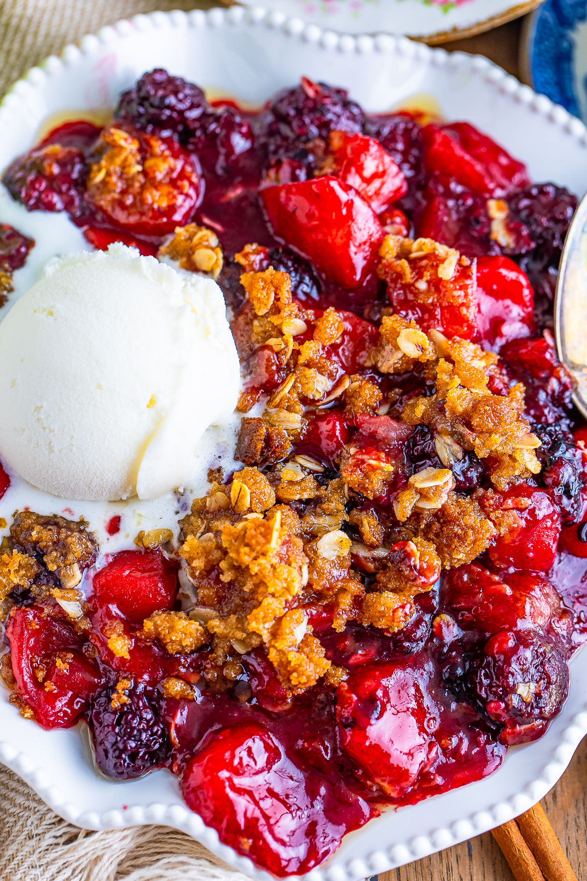 There’s something magical about a bubbling Apple and Blackberry Crumble. Especially when the weather turns cool and you crave a warm, fruit‑packed hug in a bowl.


