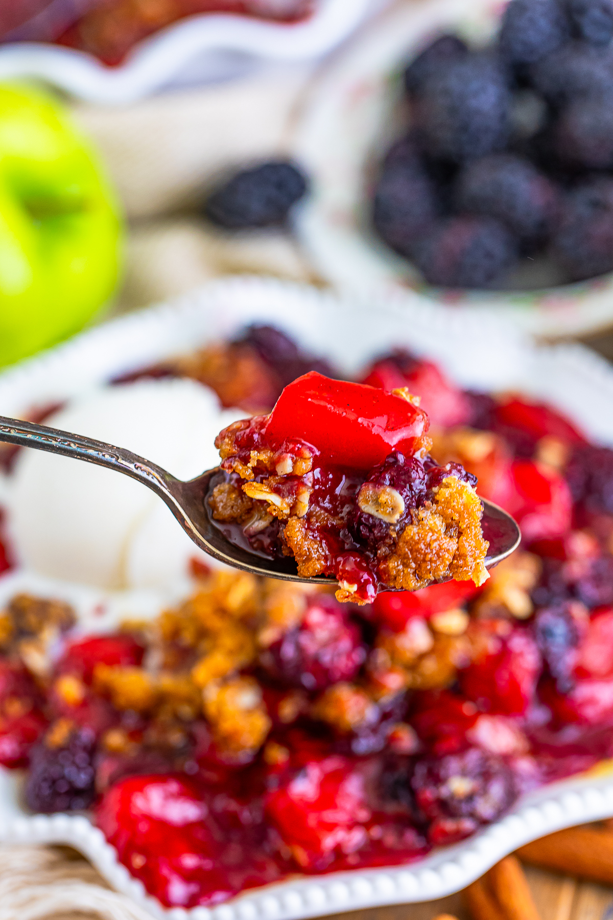 There’s something magical about a bubbling Apple and Blackberry Crumble. Especially when the weather turns cool and you crave a warm, fruit‑packed hug in a bowl.


