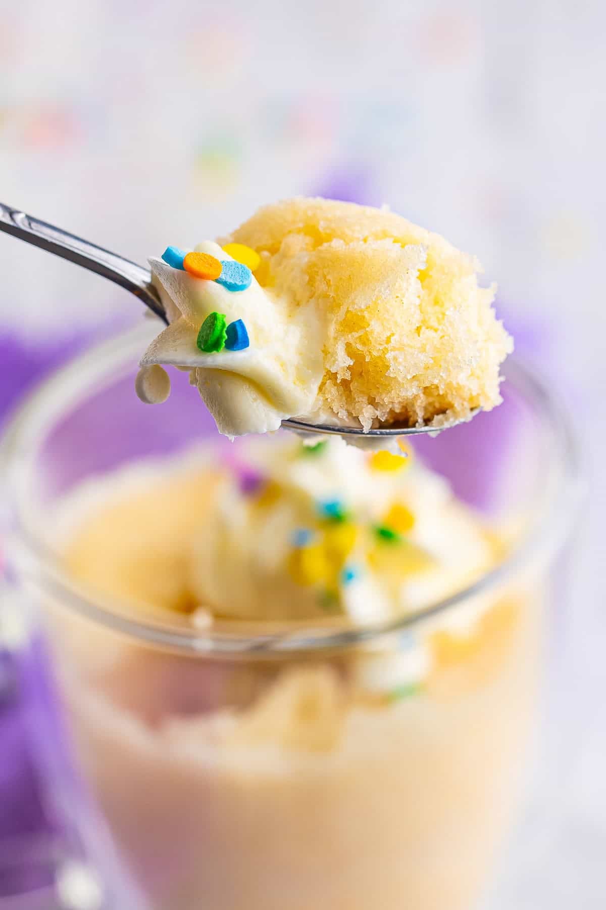 There are moments when a whole cake feels … well, like a whole lot of sharing.
That’s why the Vanilla Mug Cake is my late‑night superhero!