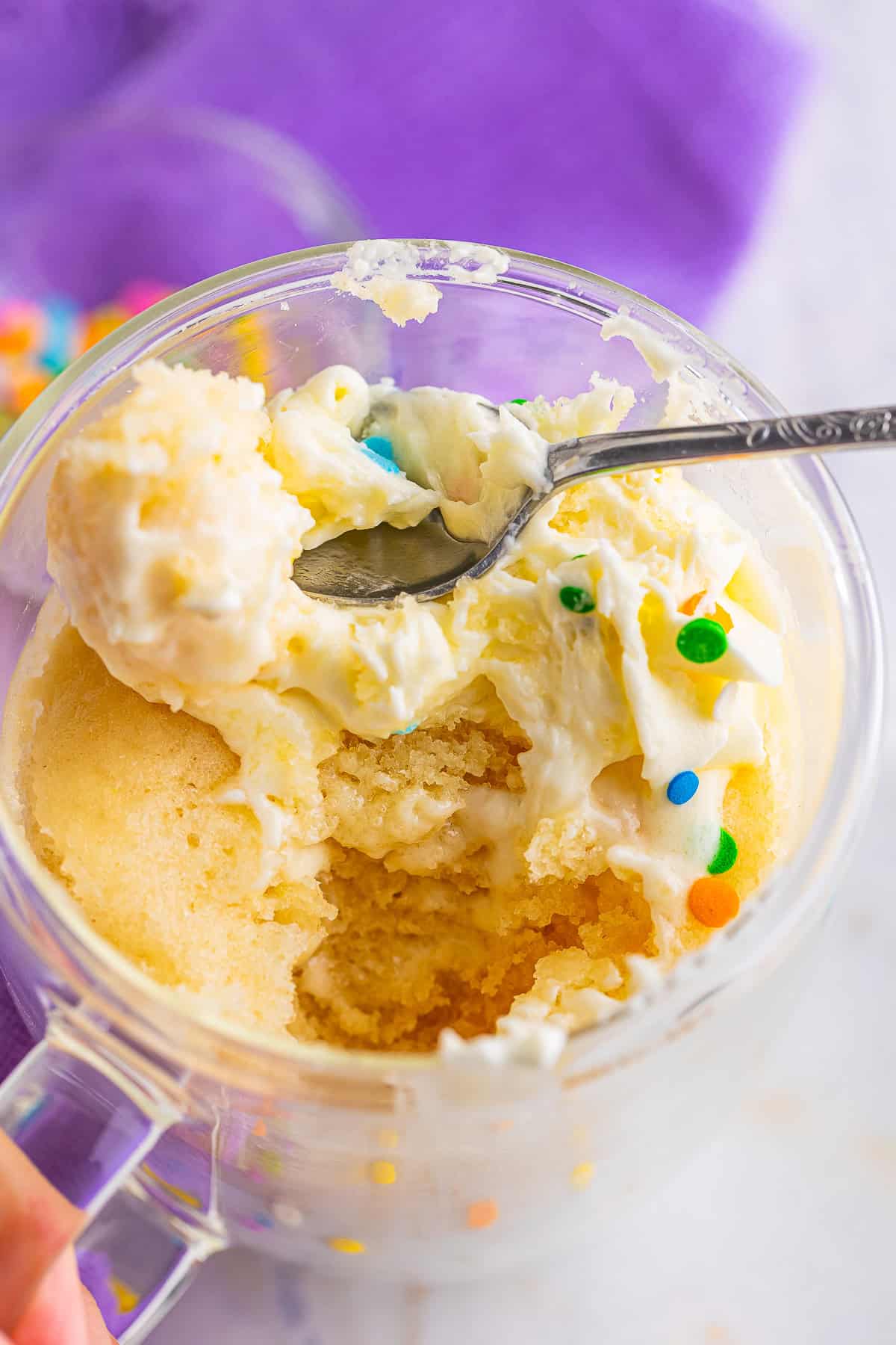 There are moments when a whole cake feels … well, like a whole lot of sharing.
That’s why the Vanilla Mug Cake is my late‑night superhero!