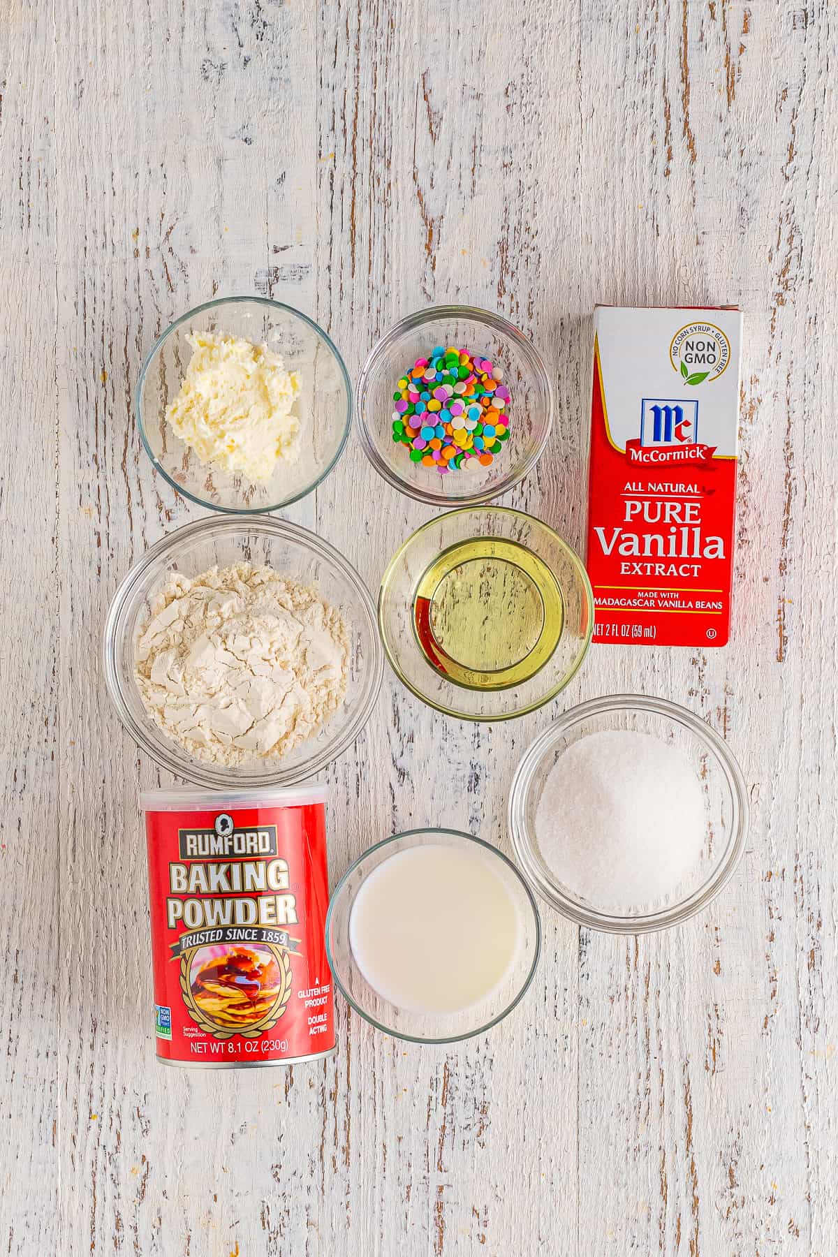 There are moments when a whole cake feels … well, like a whole lot of sharing.
That’s why the Vanilla Mug Cake is my late‑night superhero!