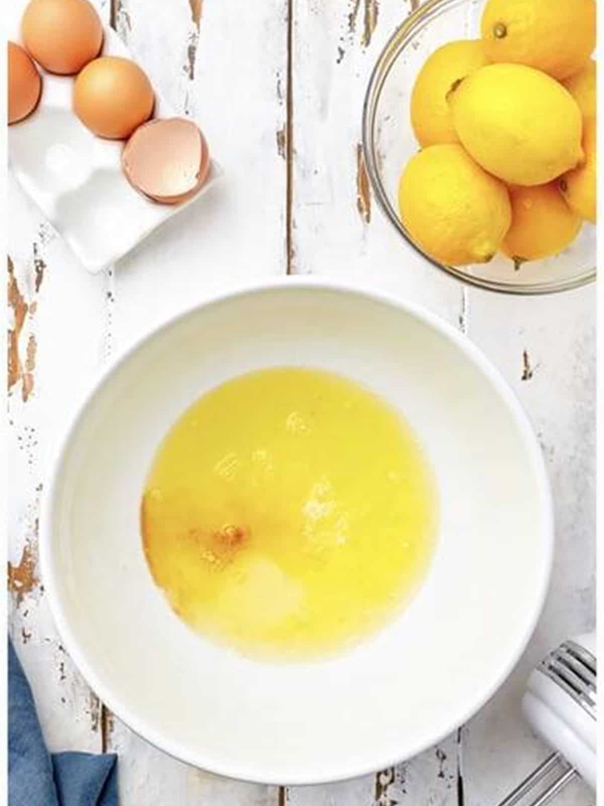 Cooked lemon curd in a bowl.