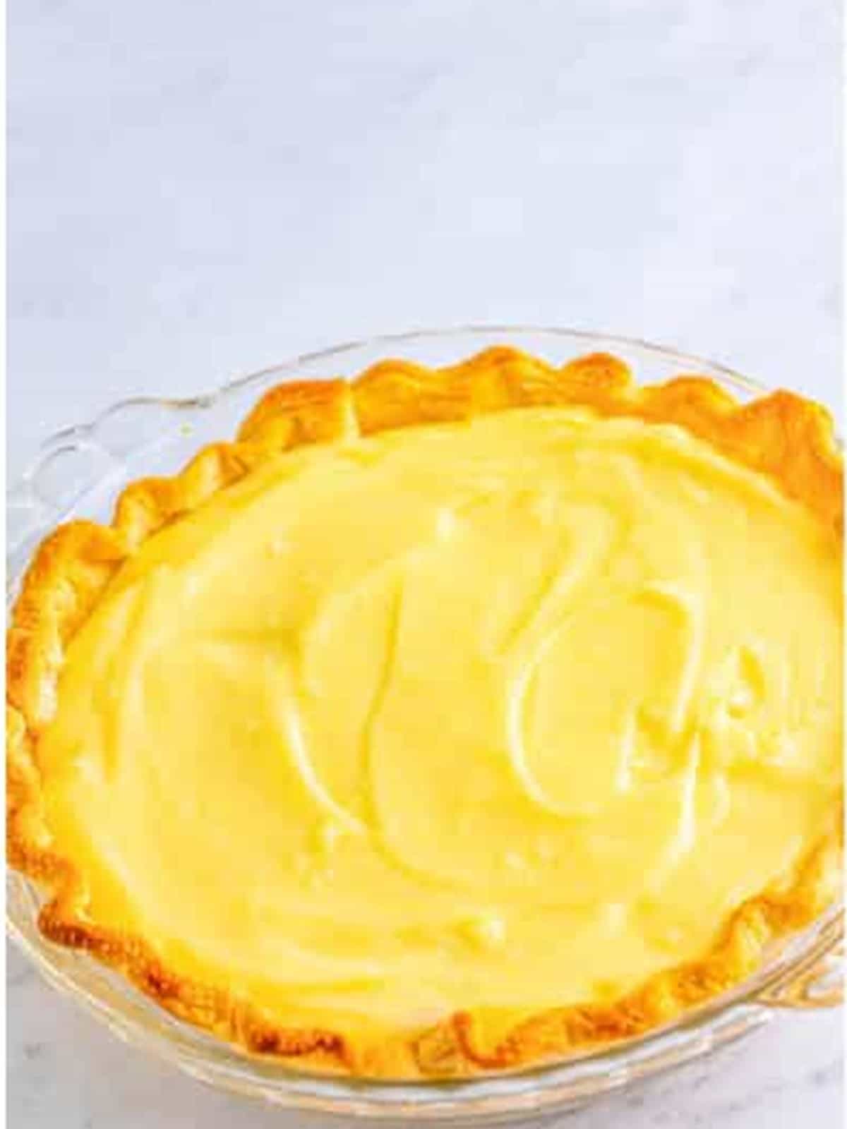 Vanilla pudding spread over the sliced bananas in the pie crust.