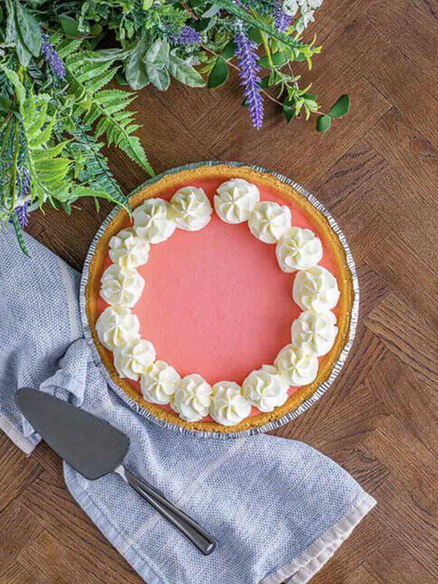 Finished strawberry banana jello pie with a whipped cream border.