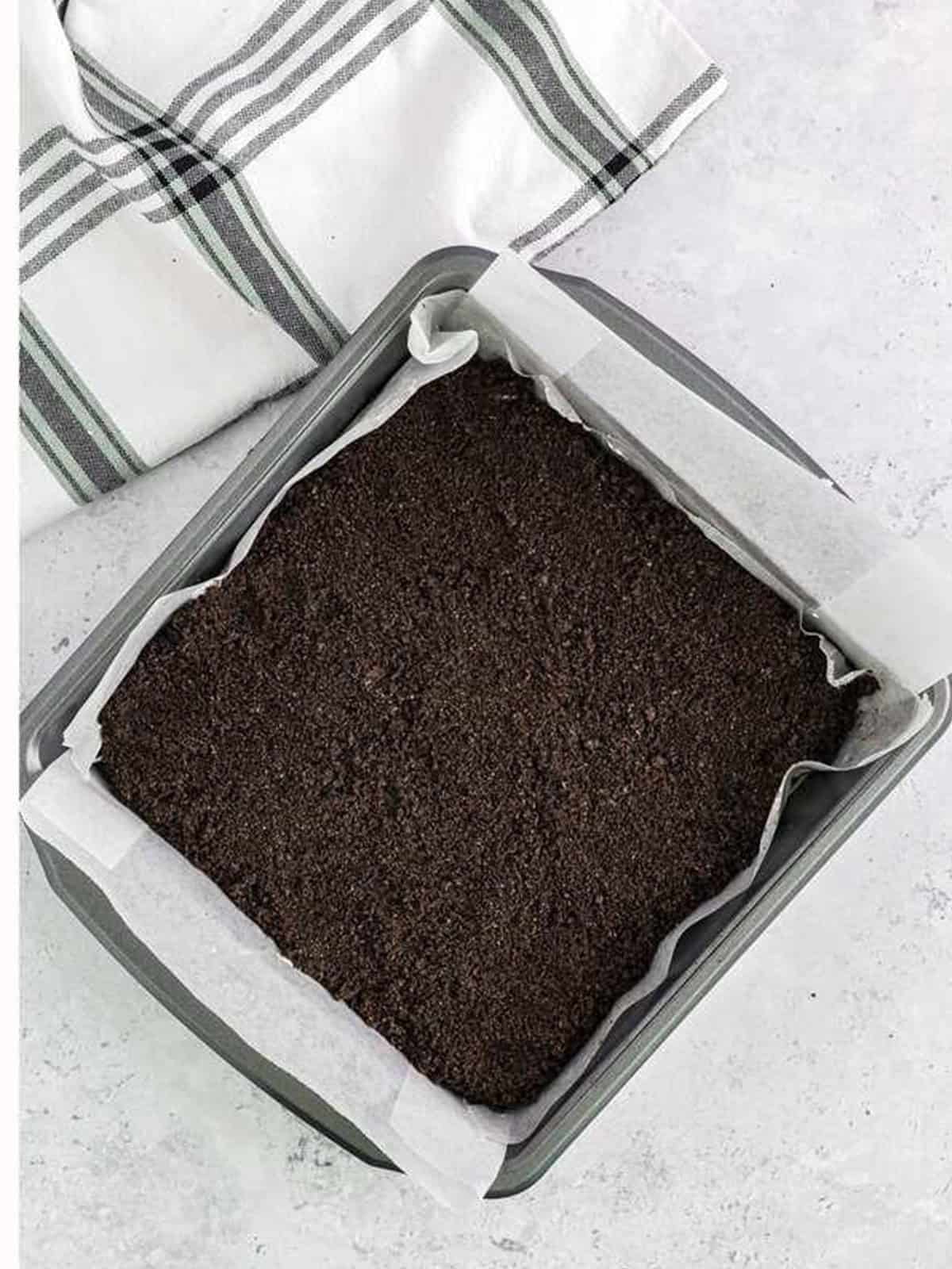Oreo cookie crumbs sprinkled evenly over the vanilla filling layer.