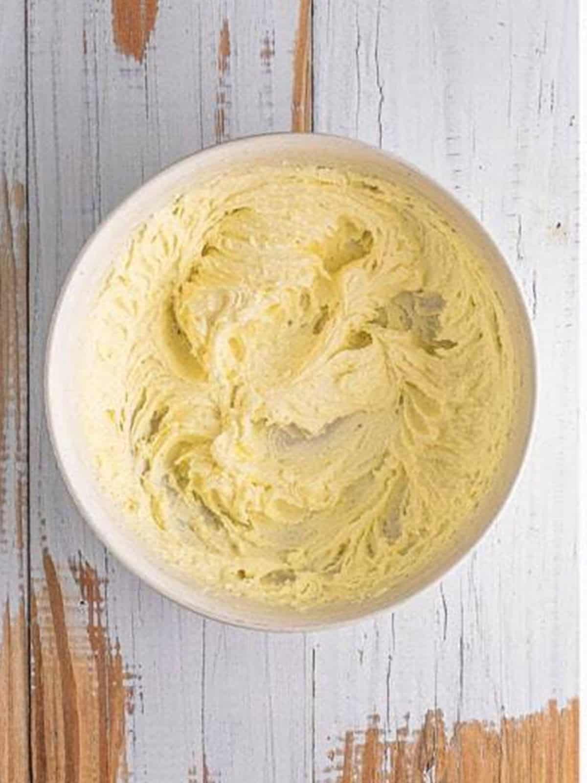 Stirring together flour, pistachio pudding mix, baking soda, and salt in a bowl.